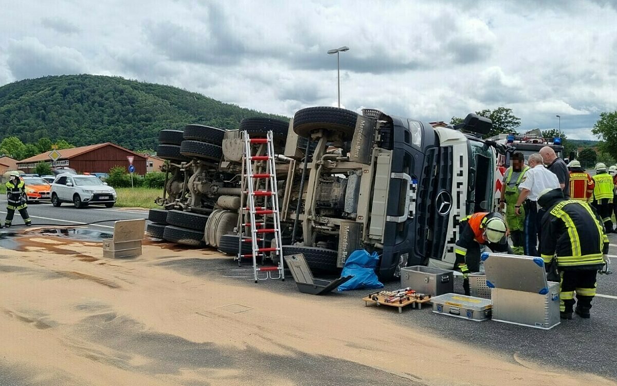 Der Unfall mit umgekippem Betonmischer in Lohr Der Unfall mit umgekippem Betonmischer in Lohr